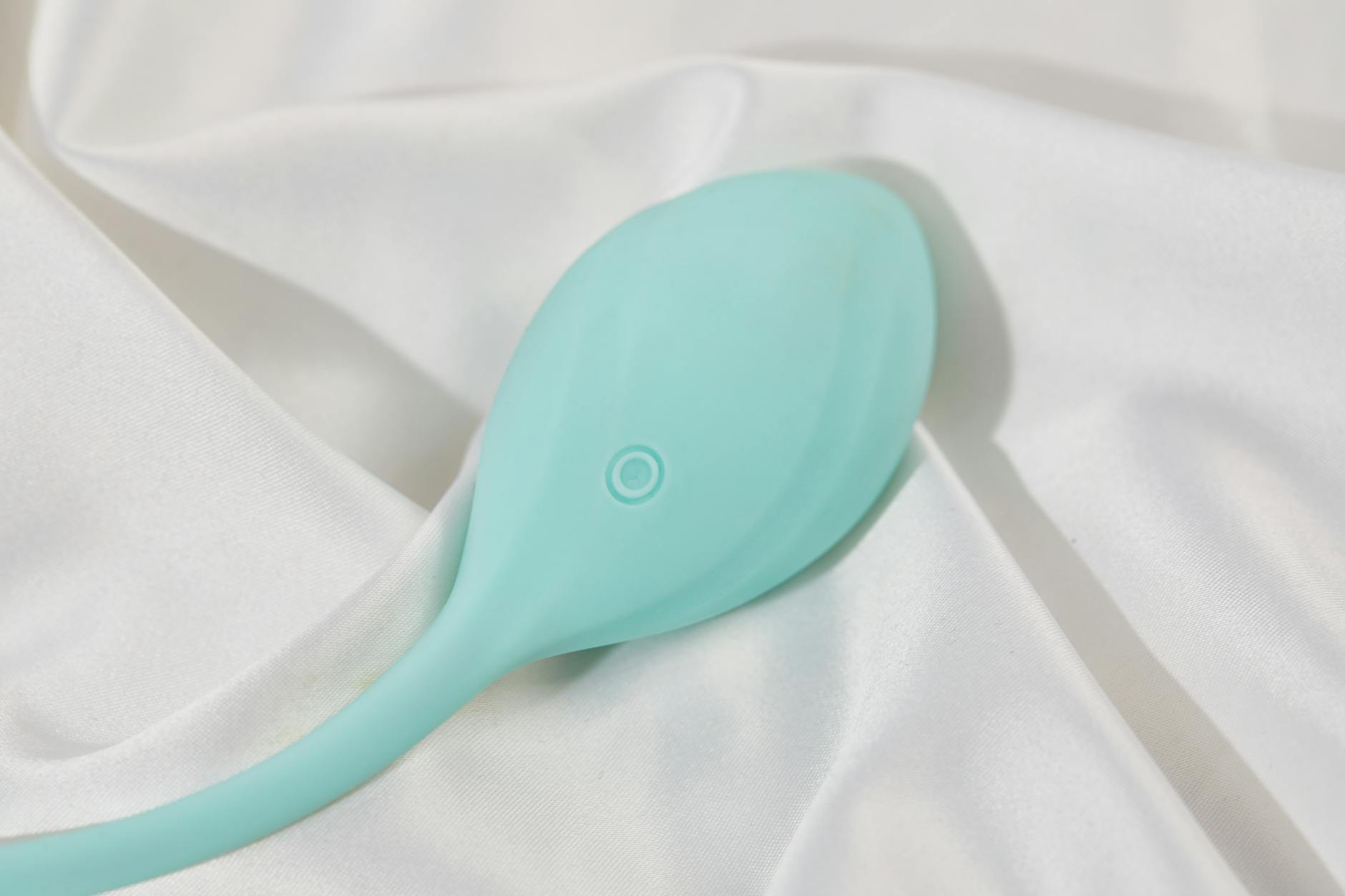 Vibrador de limón de color elegante sobre seda blanca suave, perfecto para parejas a distancia